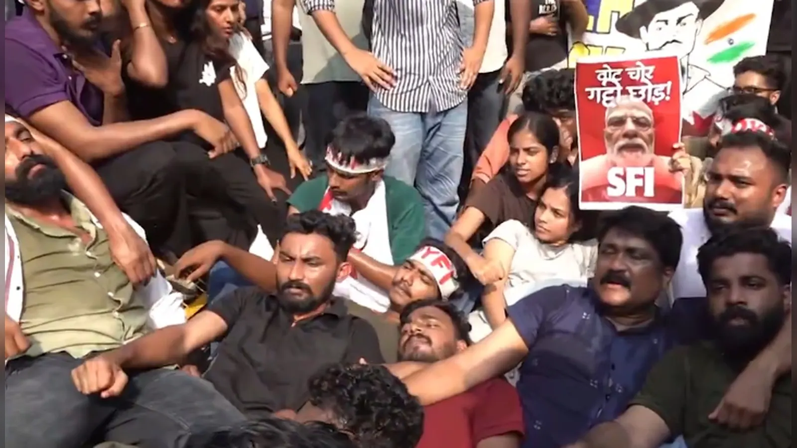 SFI and DYFI activists confronting Delhi Police barricades during a march towards Jantar Mantar in New Delhi.